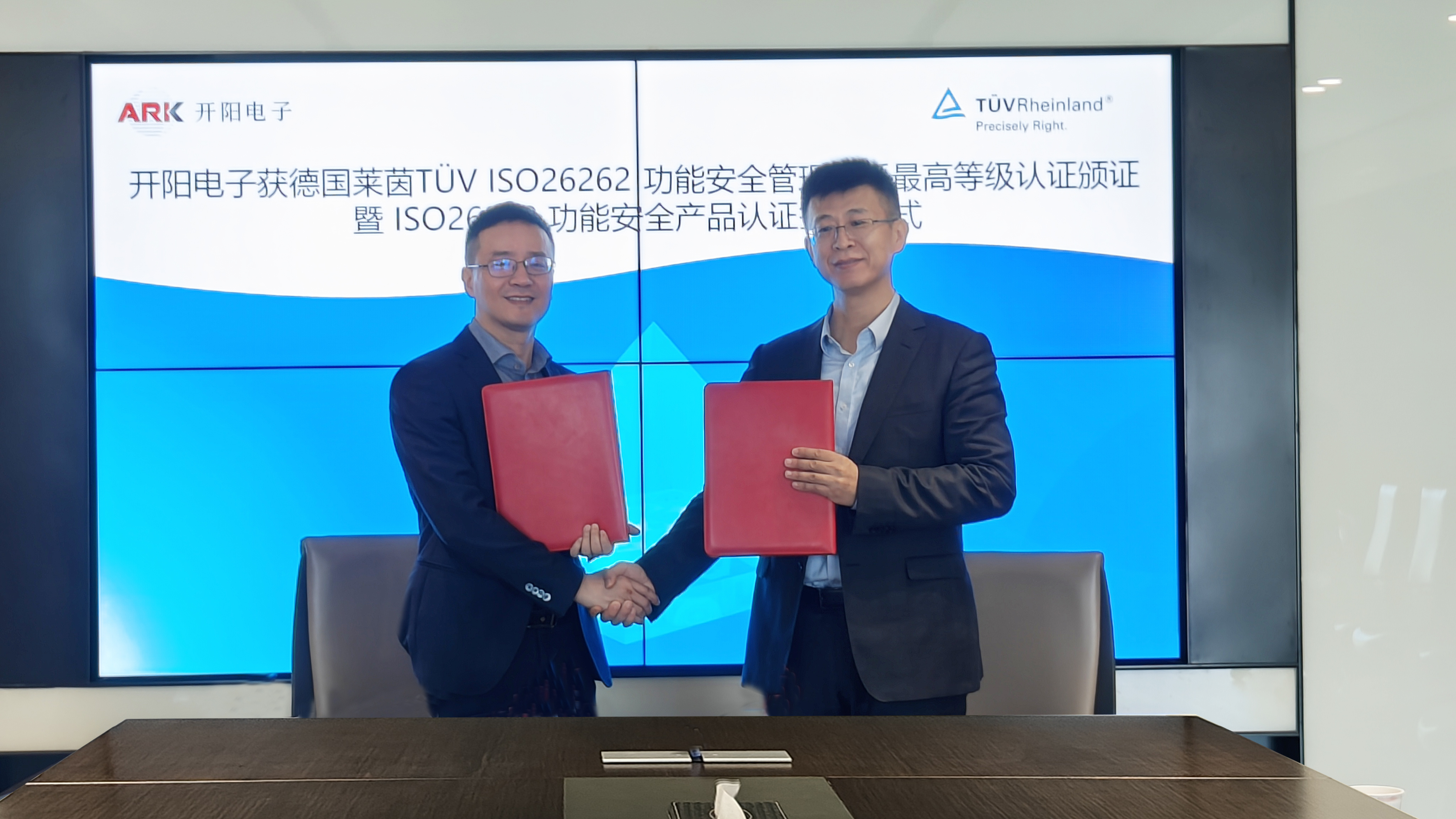 签约.jpg 签约.jpg